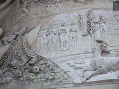 Qui � ammirevole il virtuosismo con cui lo scultore ha modellato la rete che imprigiona i pesci